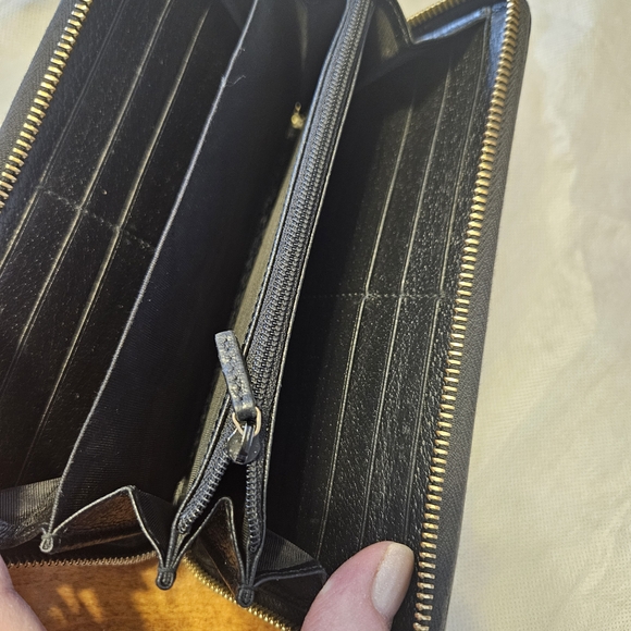 Gucci Black Wallet with Green and Red Stripe Zip Around - Picture 4 of 7